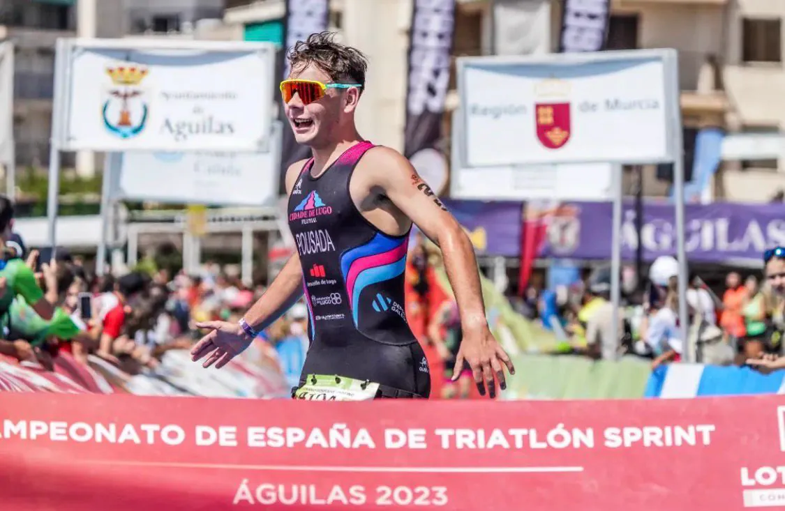 Jarno entra en meta en el Campeonato de España de Triatlón junior, Águilas 2023