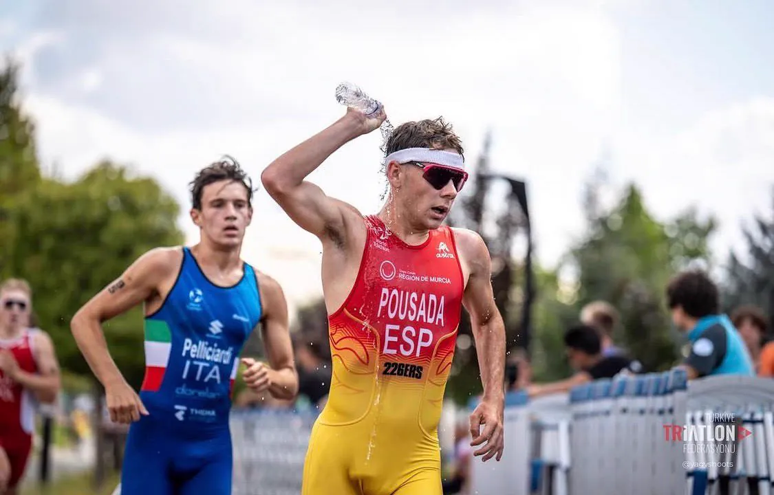 Jarno en la carrera a pie por delante de un rival en la Europe Triathlon Junior Cup de Chisinau (Moldavia) 2024