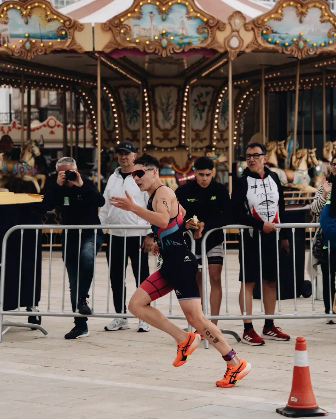 Jarno en la carrera a pie junto al carrusel en el Campeonato de España de Triatlón junior, A Coruña 2024