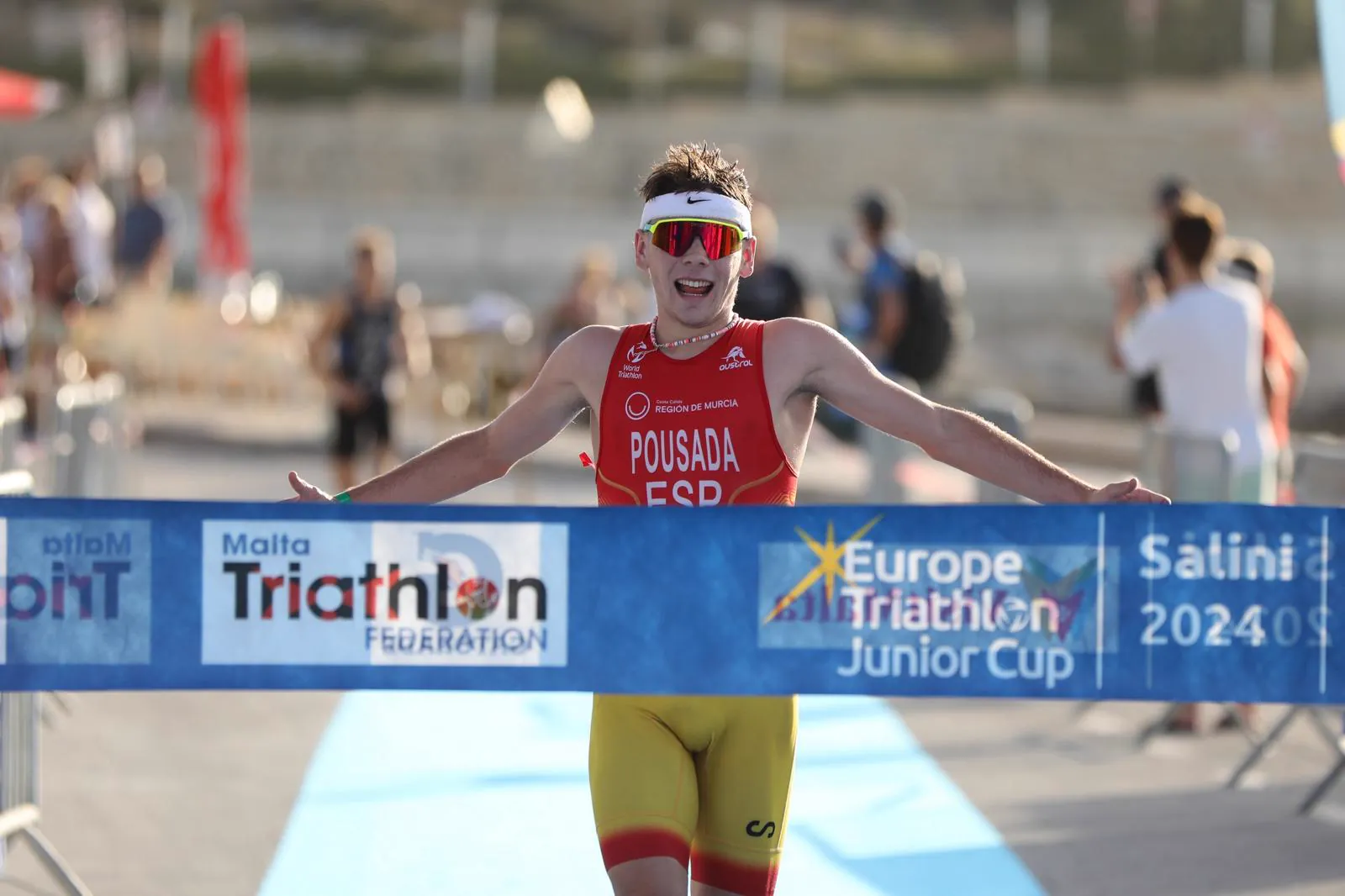 Jarno rompe la cinta de meta como ganador de la Europe Triathlon Junior Cup, Salini (Malta) 2024
