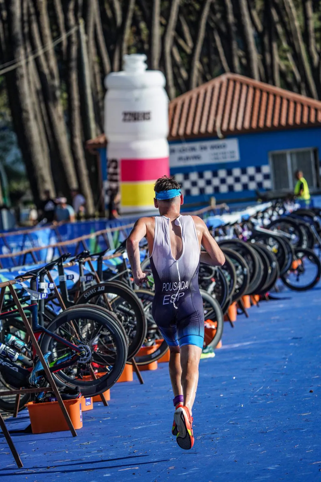 Jarno entrando a boxes de espaldas en la Europe Triathlon Cup de Vigo 2024