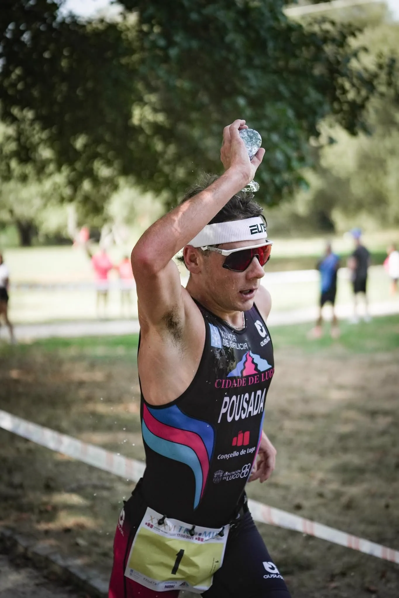 Jarno refrescándose con el dorsal 1 en el Triatlón do Miño, Lugo 2025