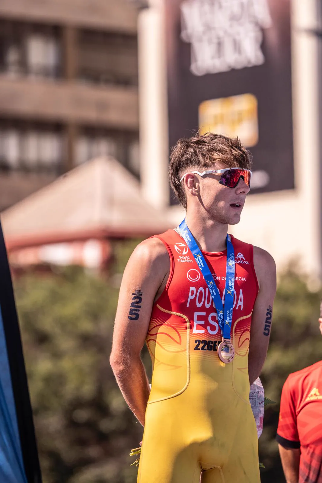 Jarno con la medalla en la Europe Triathlon Cup de Tenerife 2025
